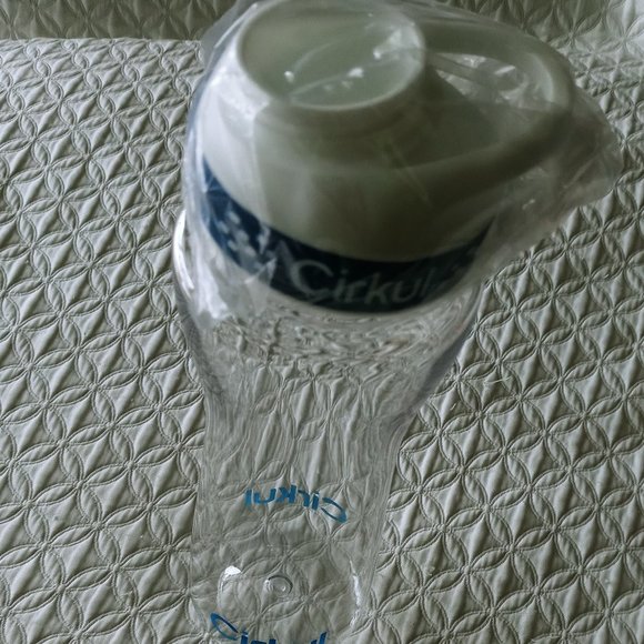 New Cirkul 22 OZ Water Bottle With Navy Blue Lid - Picture 1 of 4